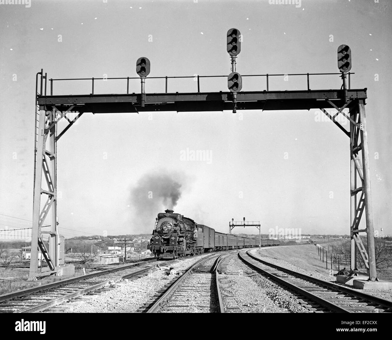 La locomotive 720, stationnée à East Yard de la Texas & Pacific Railway Company, est un élément clé de la flotte de la compagnie. Il est photographié avec le signal Bridge, présentant l'infrastructure et les opérations ferroviaires. Banque D'Images