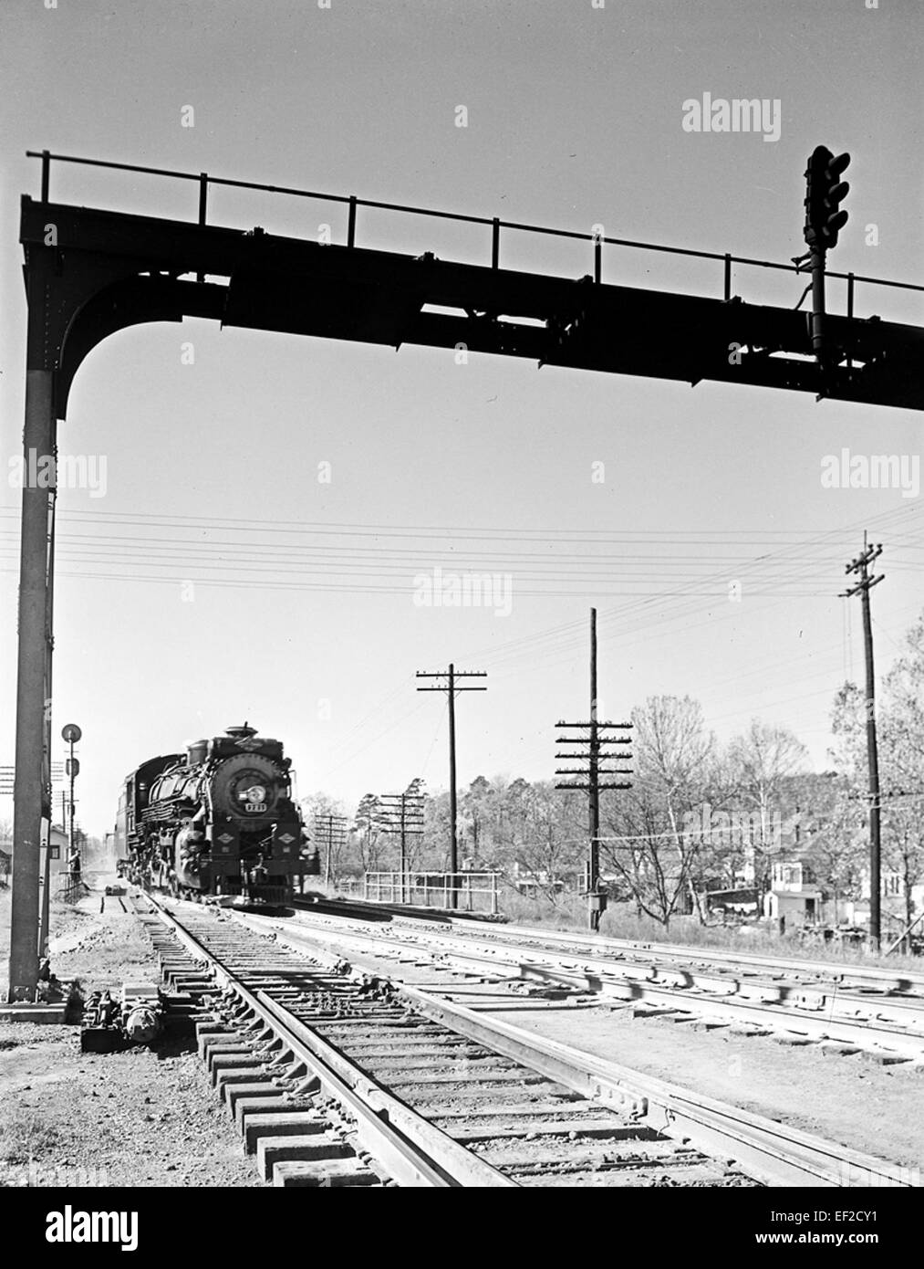 La locomotive 721 est vue sur un pont de signalisation ferroviaire de la Texas & Pacific Railway Company. Le T&P était un important chemin de fer américain, et ses locomotives, systèmes de signalisation et trains faisaient partie intégrante du réseau de transport et de commerce de la région. Banque D'Images