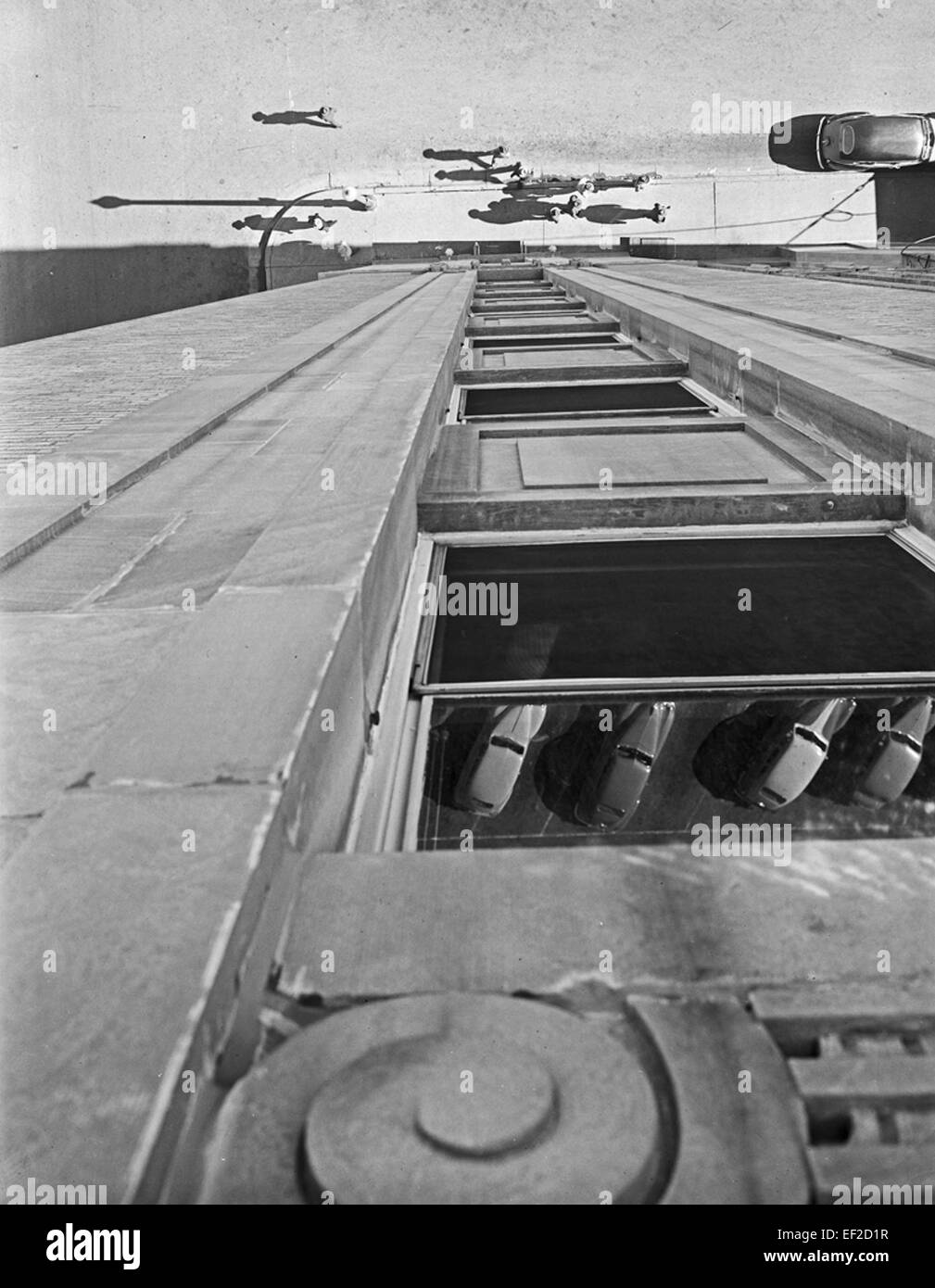 Cette photographie montre une vue depuis le terminal Building à la gare ferroviaire Texas & Pacific Railway Passenger Station à Fort Worth, mettant en évidence son design Art déco et sa scène de rue animée du début du XXe siècle. Banque D'Images