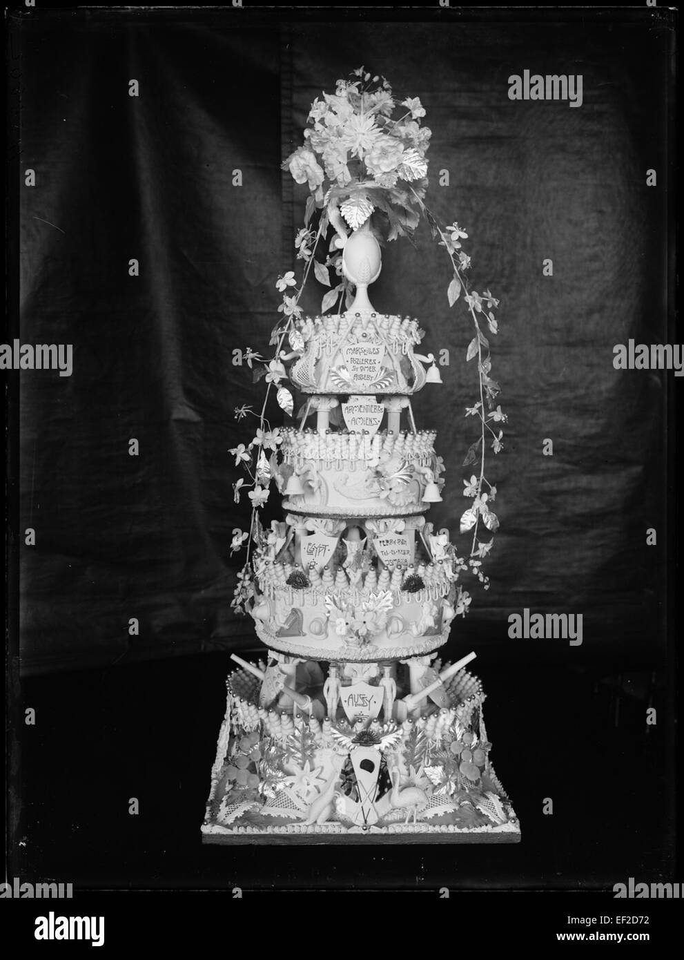 Le gâteau de mariage de State Bakery, décoré de motifs de la première Guerre mondiale, reflète un moment historique unique. La conception commémore l'impact de la guerre, peut-être liée à la bataille d'Amiens, en utilisant des images qui évoquent la période. Banque D'Images