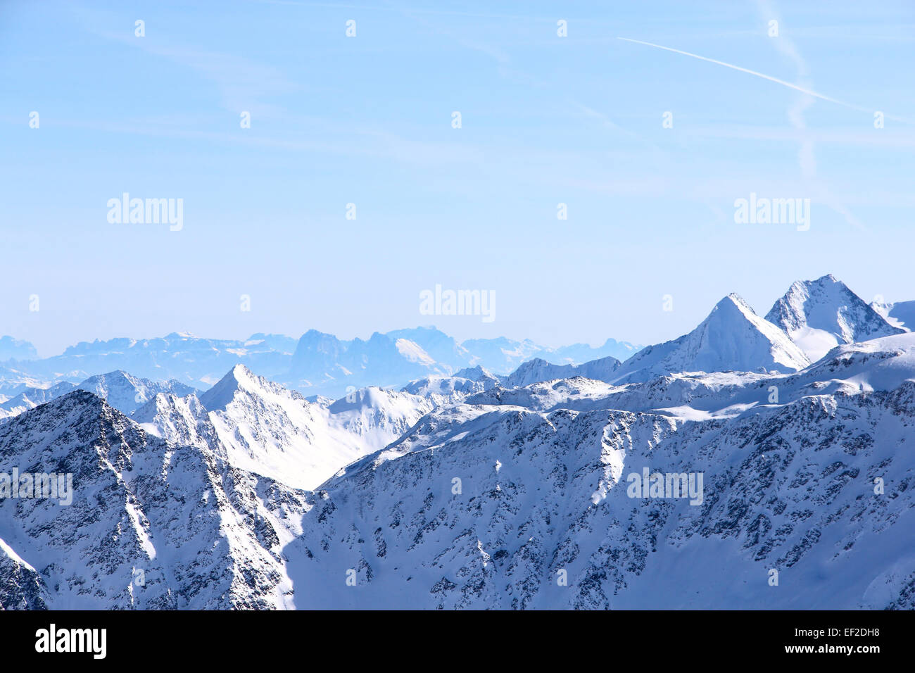 Haute montagne sous ciel bleu magnifique panorama d'hiver Banque D'Images