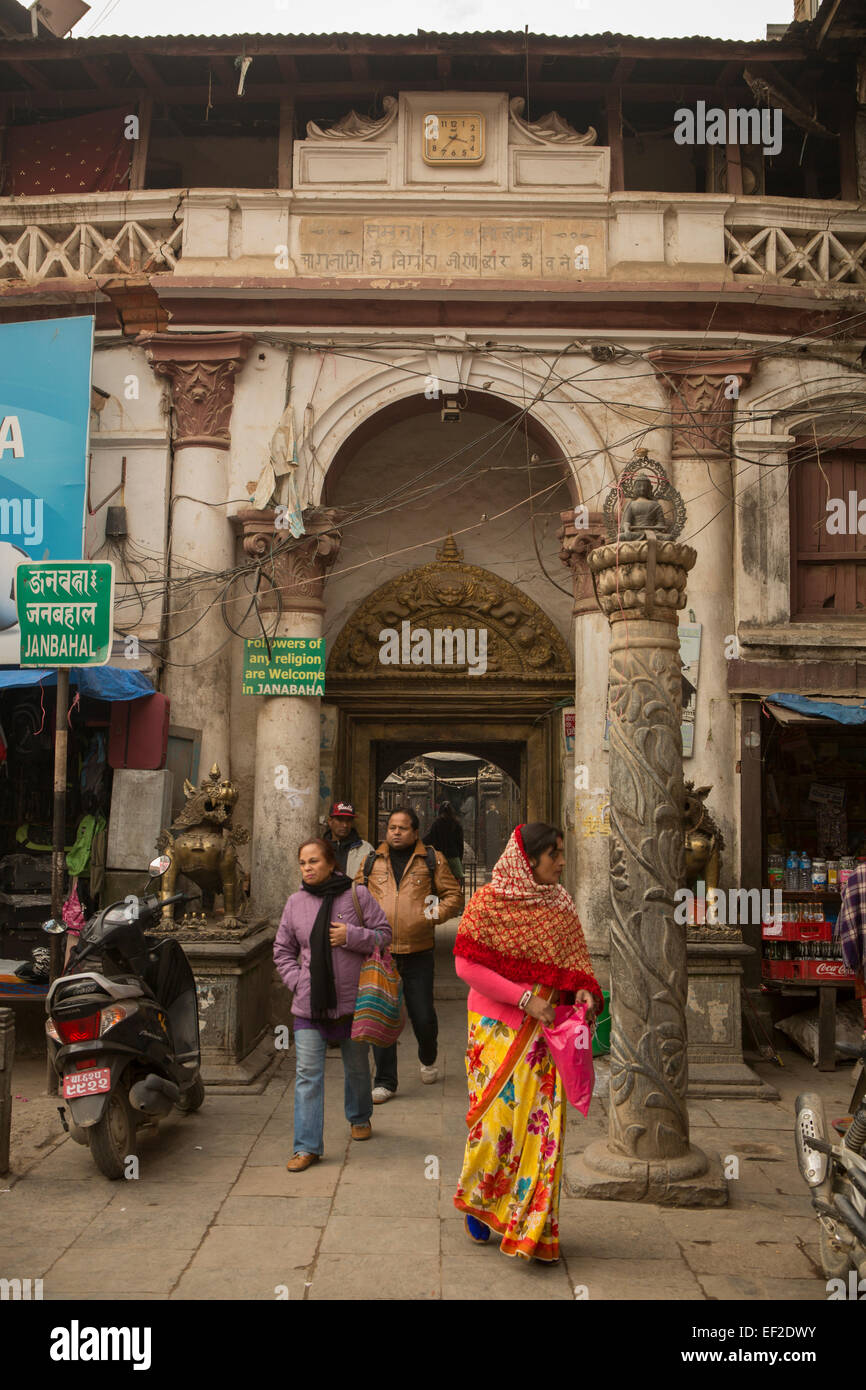 Temple extérieur (signe dit toutes les religions bienvenue), Katmandou, Népal. Banque D'Images