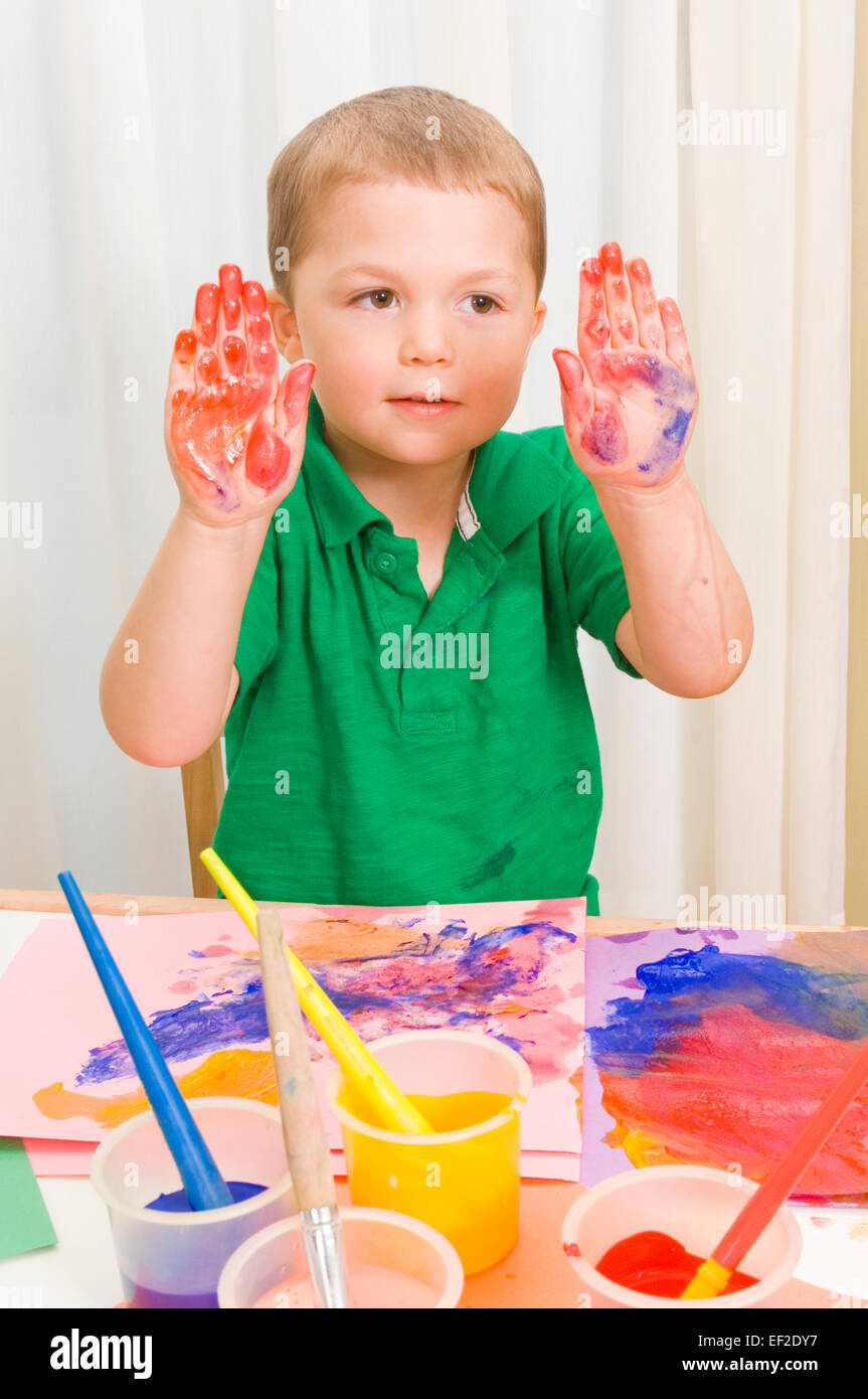Jeune garçon la peinture au doigt Banque D'Images