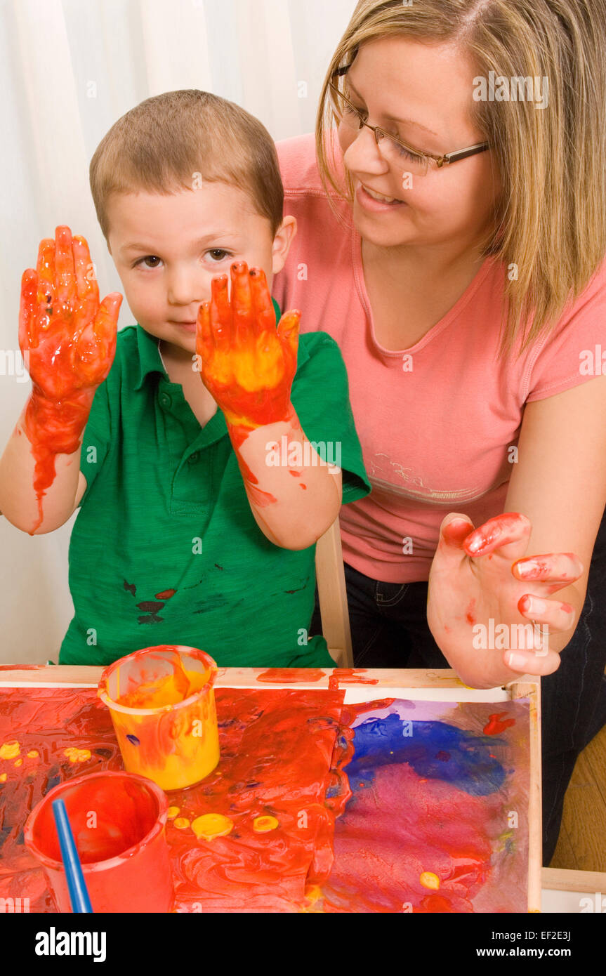 Jeune garçon la peinture au doigt Banque D'Images