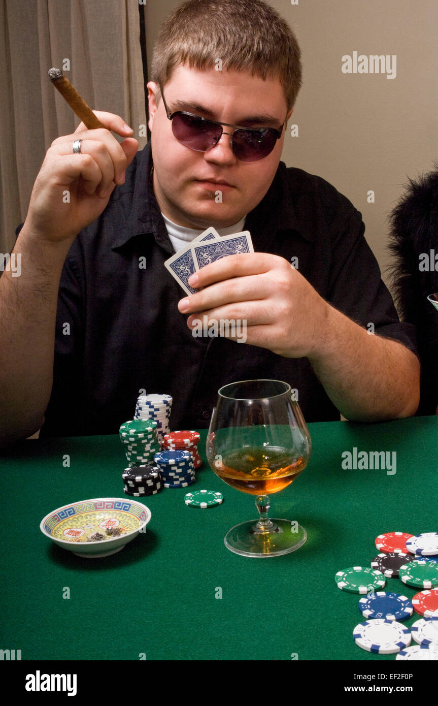 L'homme jouant au poker Banque D'Images
