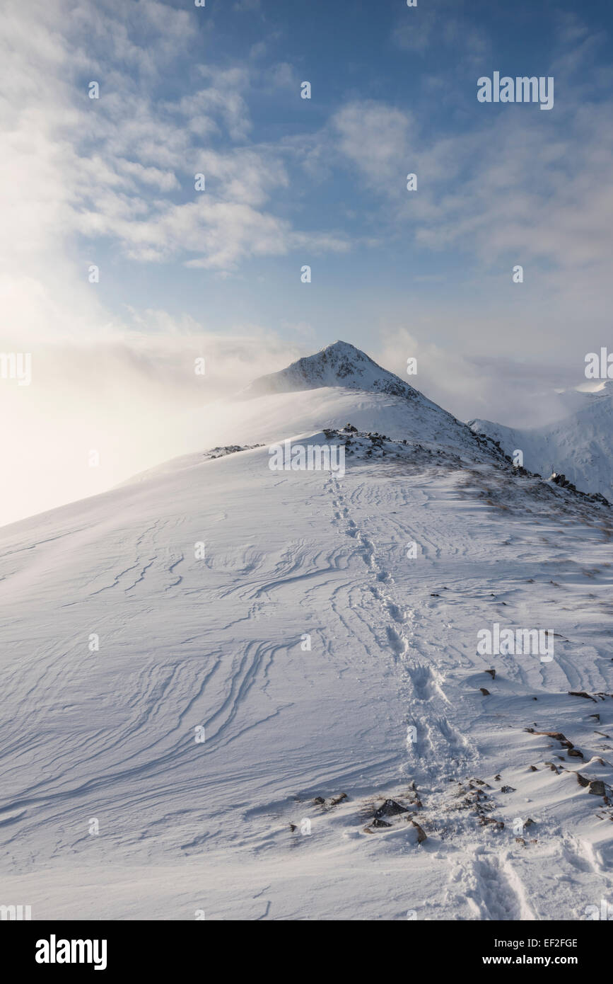 Des traces de pas dans la neige sur Buachaille Etive Beag, Glencoe, Highlands, Scotland Banque D'Images