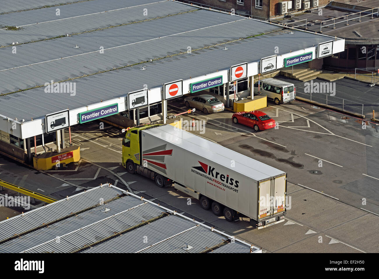 L'approche des camions aux contrôles frontaliers en entrant dans le Port de Douvres, Kent, UK. Banque D'Images