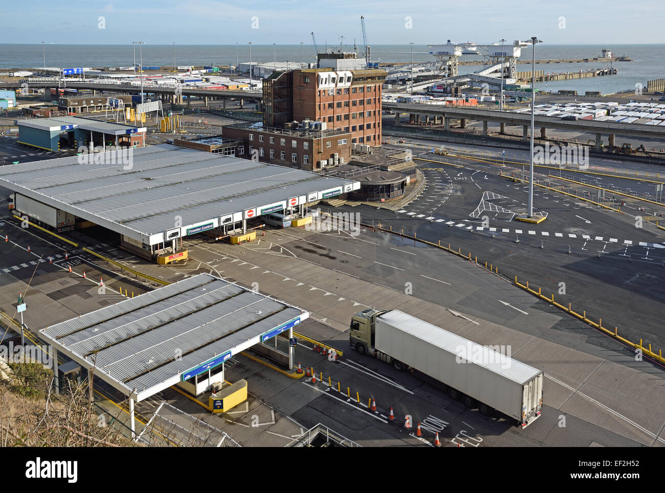 L'approche des camions aux contrôles frontaliers en entrant dans le Port de Douvres, Kent, UK. Banque D'Images