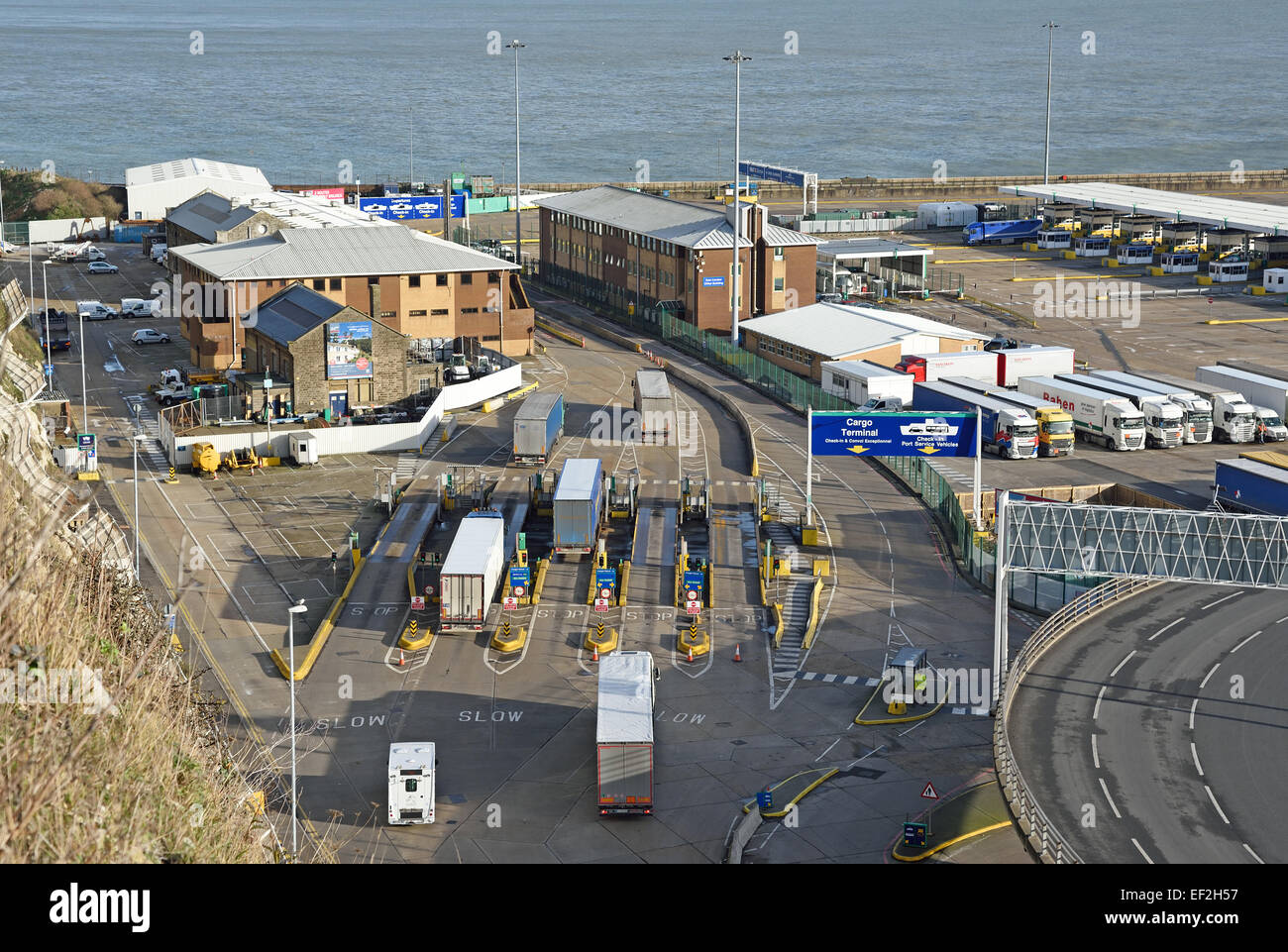Camions à bascule le salon avant la mise en attente de rejoindre leur ferry dans le Port de Douvres, Kent, UK Banque D'Images