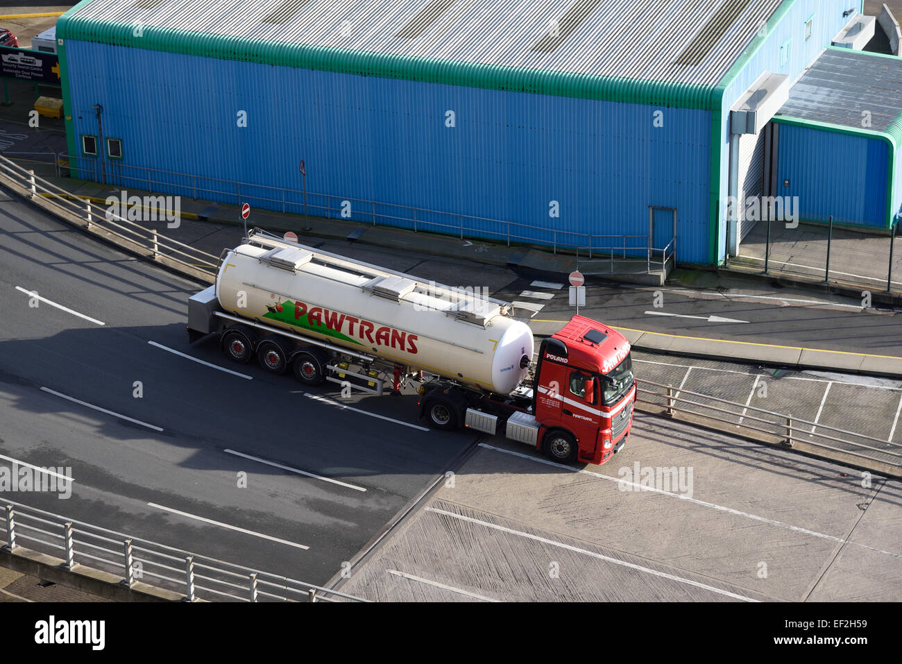 Un Pawtrans-citerne alimentaire polonais de quitter le port de Douvres, Kent, UK. Banque D'Images
