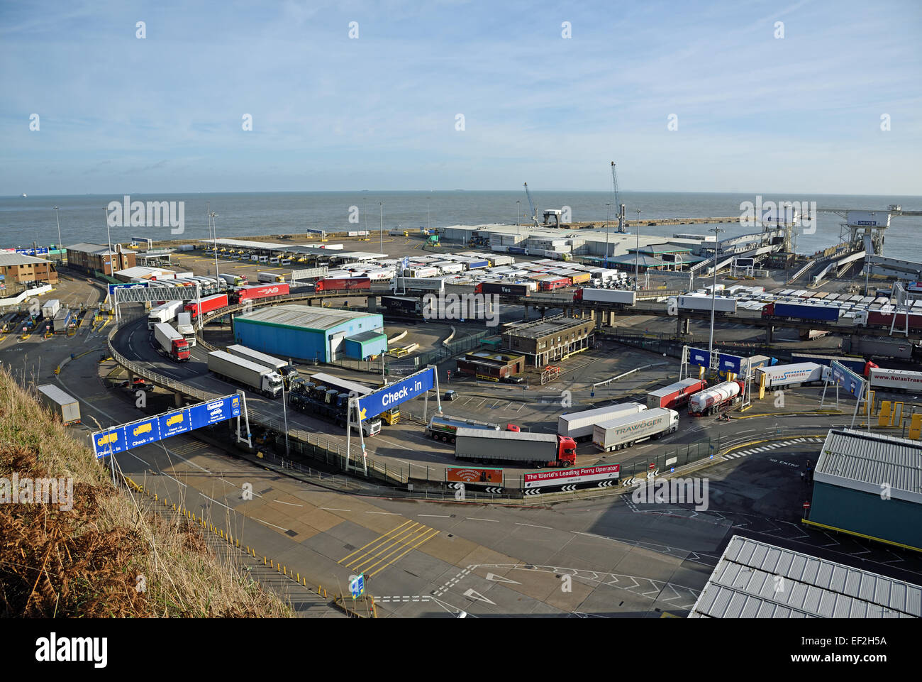 D'attente de camions entrant pour quitter le port de Douvres, Kent, UKPort de Dover, Kent, UK. Banque D'Images