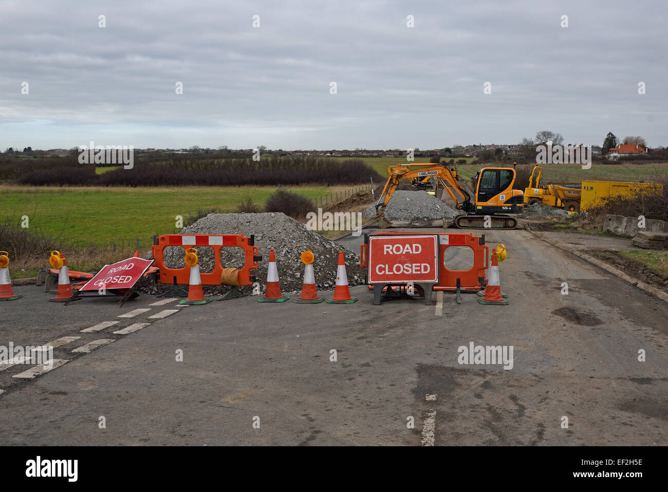 Route fermée en raison de travaux routiers près de Greenhill, Herne Bay, Kent, UK. Montrant Hyundai Robex R55-9 mini pelle.. Banque D'Images