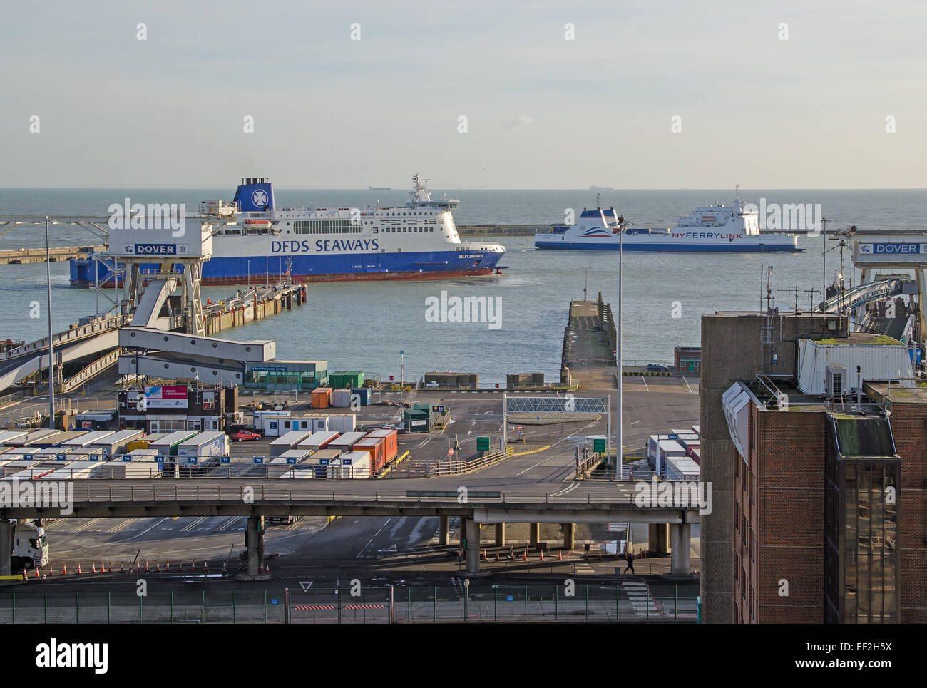 Ferry DFDS Seaways Delft MS, manoeuvres pour marche arrière en son poste à quai au port de Douvres, une liaison par ferry mon navire passe derrière. Banque D'Images