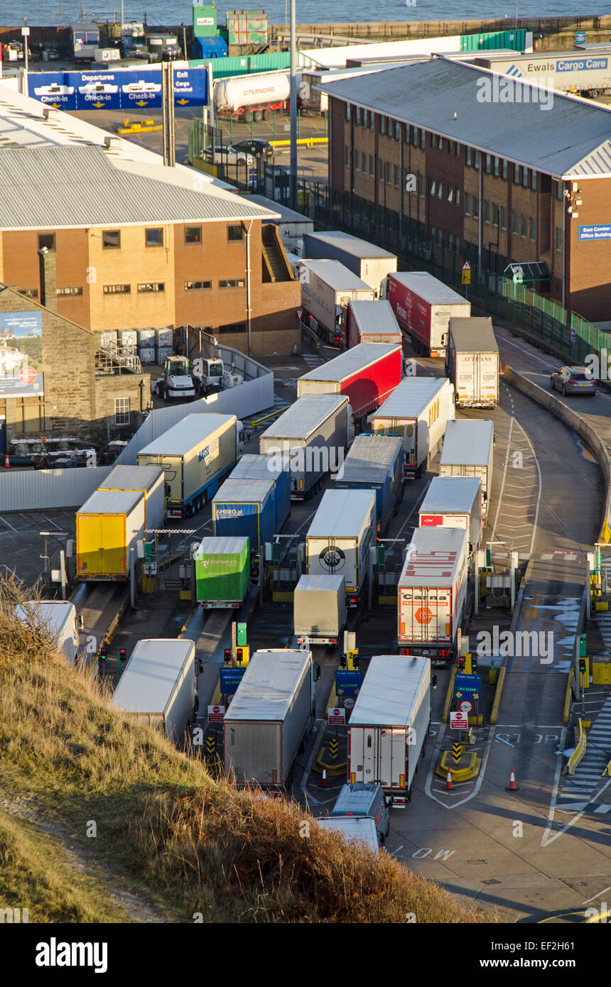 Transport de marchandises vers les véhicules qui passaient le pont-bascule zone du port de Douvres, Kent, UK. Banque D'Images