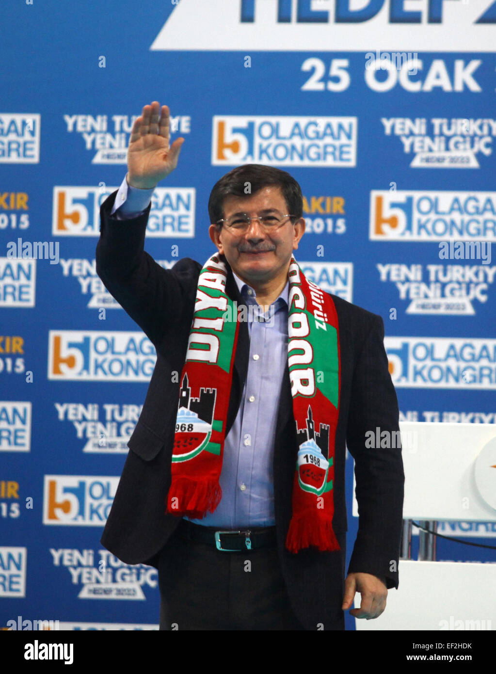 (150125) -- Diyarbakir (Turquie), le 25 janvier 2015 (Xinhua) -- Le Premier ministre turc Ahmet Davutoglu vagues lorsqu'il assiste, le parti de la Justice et du développement (AKP) congrès provincial du sud-est de la Turquie, province de Diyarbakir, peuplée principalement par des Kurdes, le 25 janvier 2015. Premier ministre turc Ahmet Davutoglu a déclaré dimanche que son gouvernement et son parti AKP sont prêts à sacrifier leur tout ce 'pour des raisons de succès du processus de paix' avec des Kurdes en Turquie. (Xinhua/Mert Macit) Banque D'Images