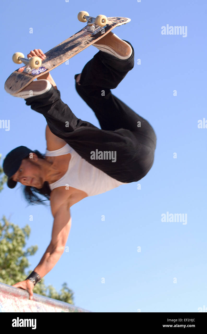 Antennes à un skateur faire skate park Banque D'Images