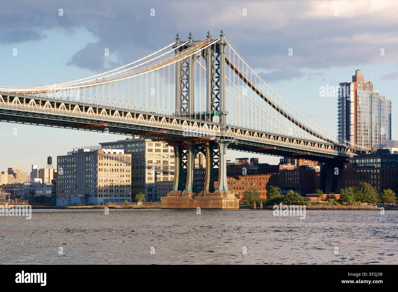 Pont de Brooklyn Manhattan avant l'eau à l'East River à New York, NY, USA. Banque D'Images