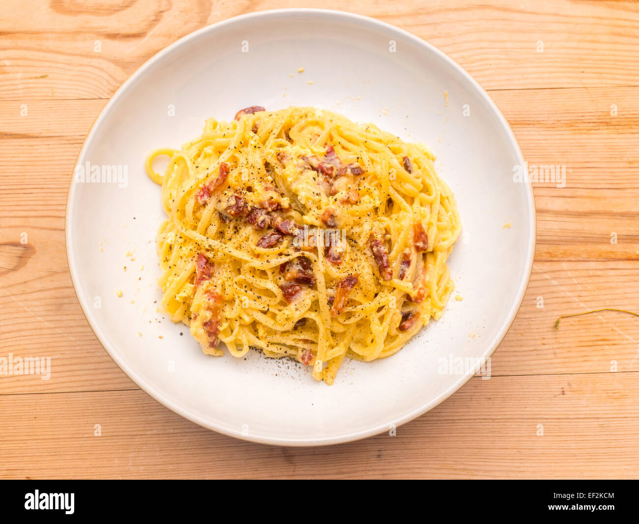 Food spaghetti alla carbonara romaine traditionnelle faite avec des pâtes façon oeufs bacon et fromage Banque D'Images