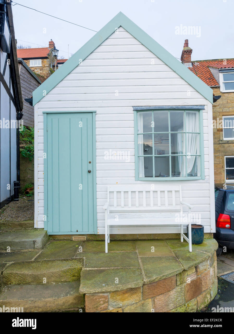 Un petit gite de bois peint en blanc et turquoise à Runswick Bay North Yorkshire Angleterre UK Banque D'Images