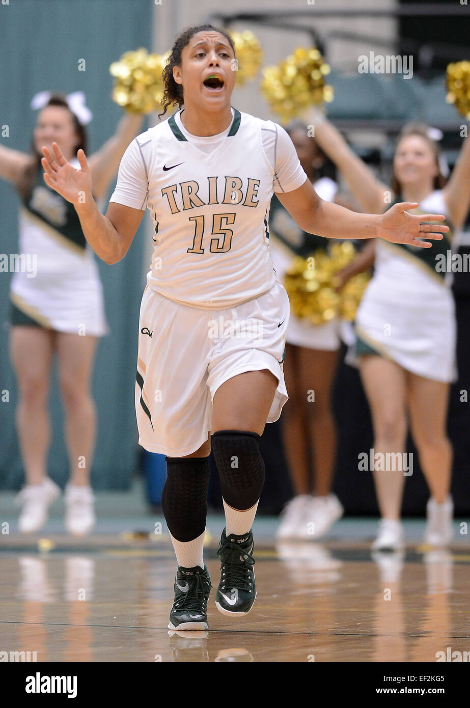 Williamsburg, VA, États-Unis d'Amérique. 25 Jan, 2015. 20150125 - William et Mary guard Jazmen Boone (15) célèbre à la suite d'une victoire de 57-56 à Hofstra Kaplan Arena à Williamsburg, en Virginie © Chuck Myers/ZUMA/Alamy Fil Live News Banque D'Images