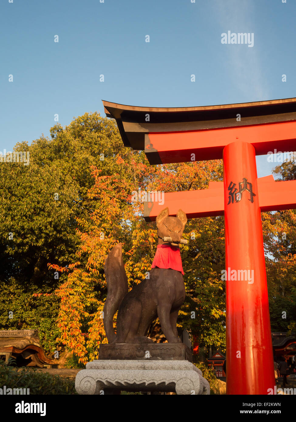 De Fushimi-Inari Taisha Temple tori gate et fox statue Banque D'Images