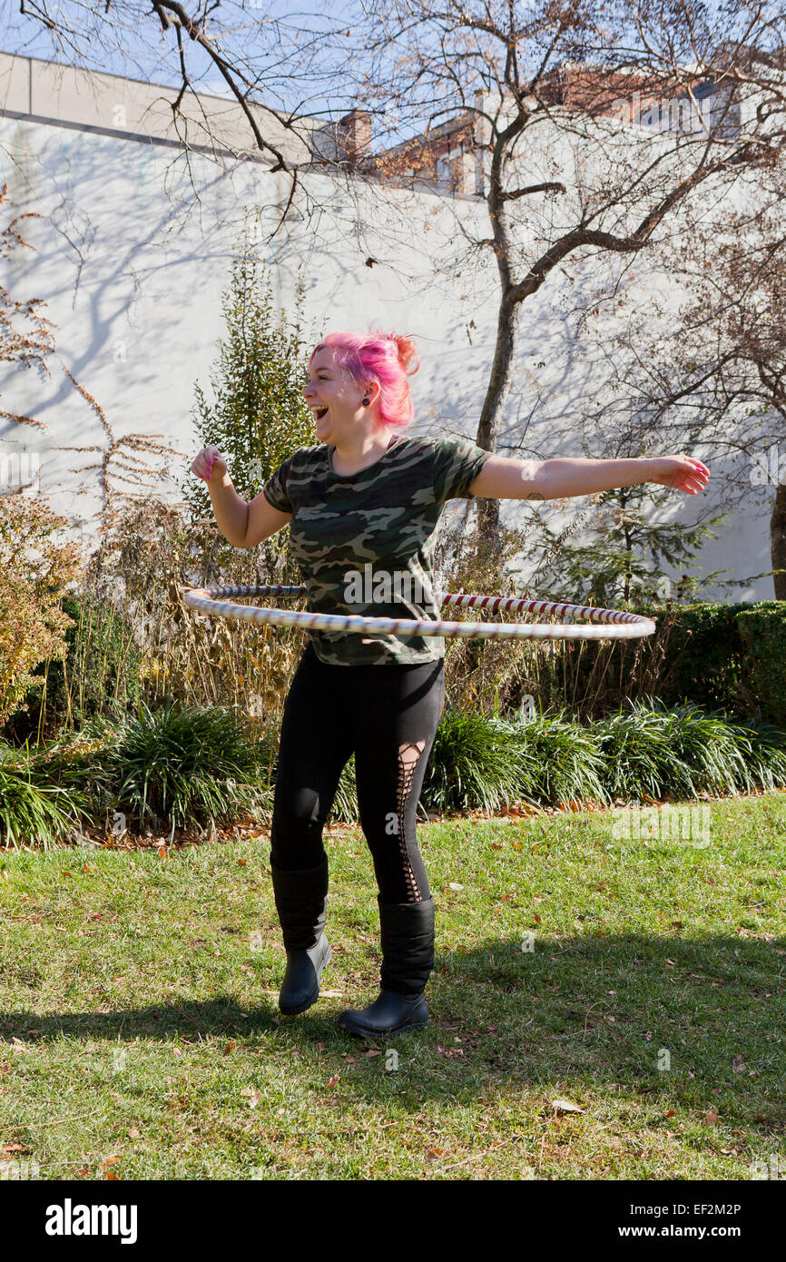 Woman exercising with hoola hoop - USA Banque D'Images