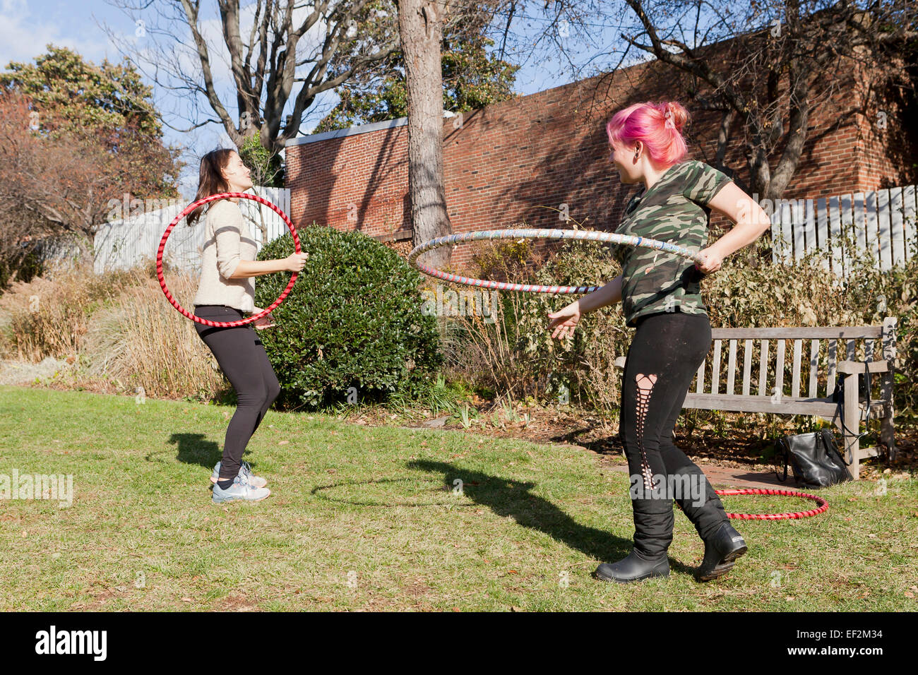 Les jeunes femmes exerçant avec hoola hoops - USA Banque D'Images