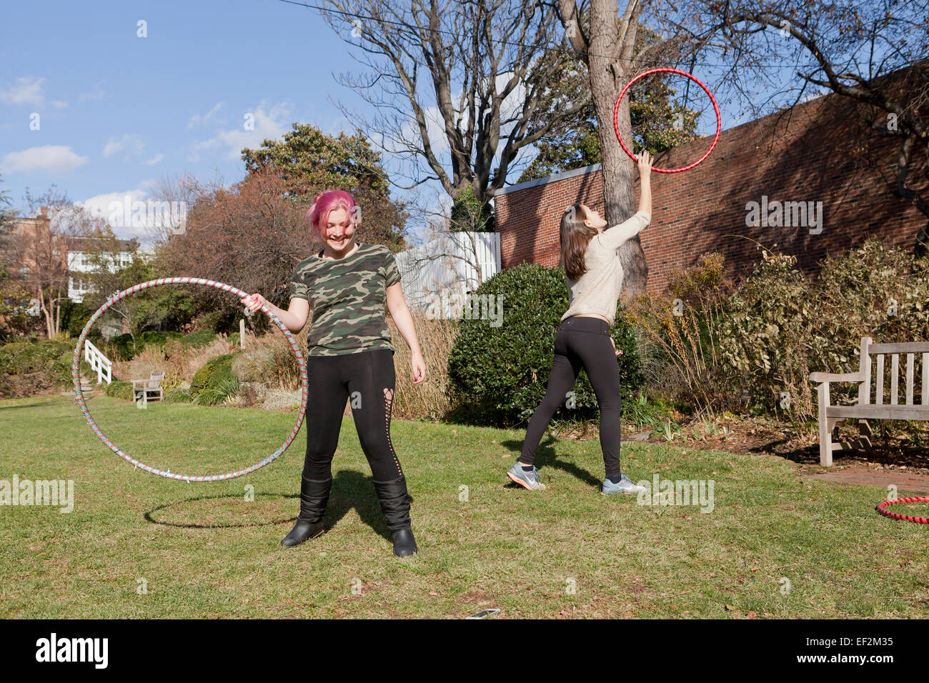 Les jeunes femmes exerçant avec hoola hoops - USA Banque D'Images