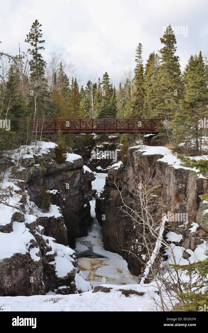Pied d'un pont au-dessus de la gorge de la rivière de la tempérance à Tofte, au Minnesota. Banque D'Images