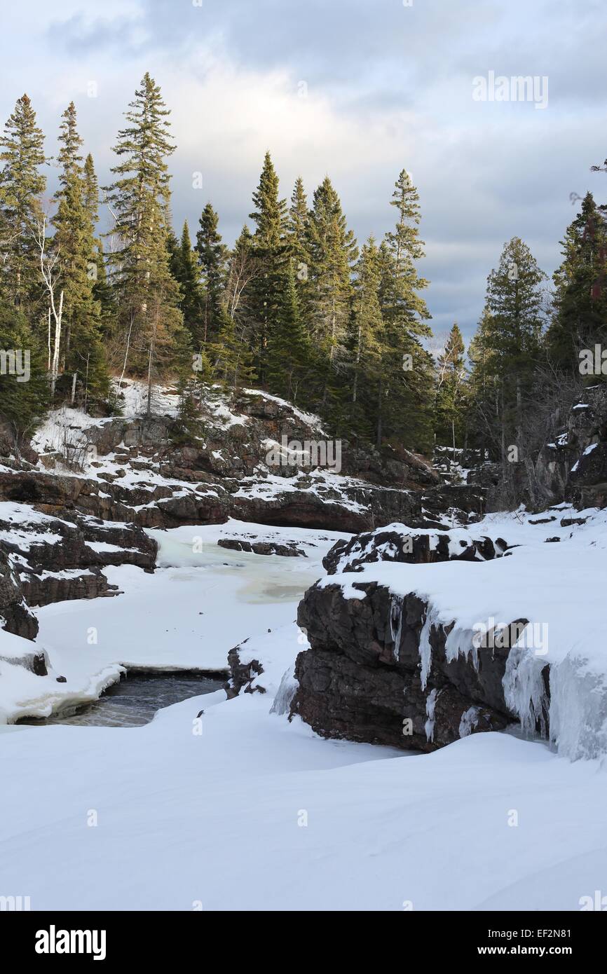Partiellement congelée dans la rivière Cascade, Minnesota. Tofte Banque D'Images