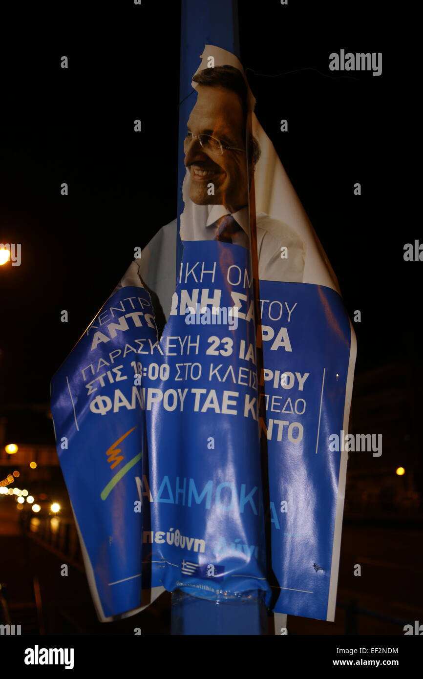 Athènes, Grèce. 25 janvier 2015. Un Néa Dimokratía affiche électorale accrochée à un lampadaire a été déchiré. Néa Dimokratía a perdu l'élection générale de 2015 en Grèce avec plus de 8 points de pourcentage à la SYRIZA partie. Crédit : Michael Debets/Alamy Live News Banque D'Images