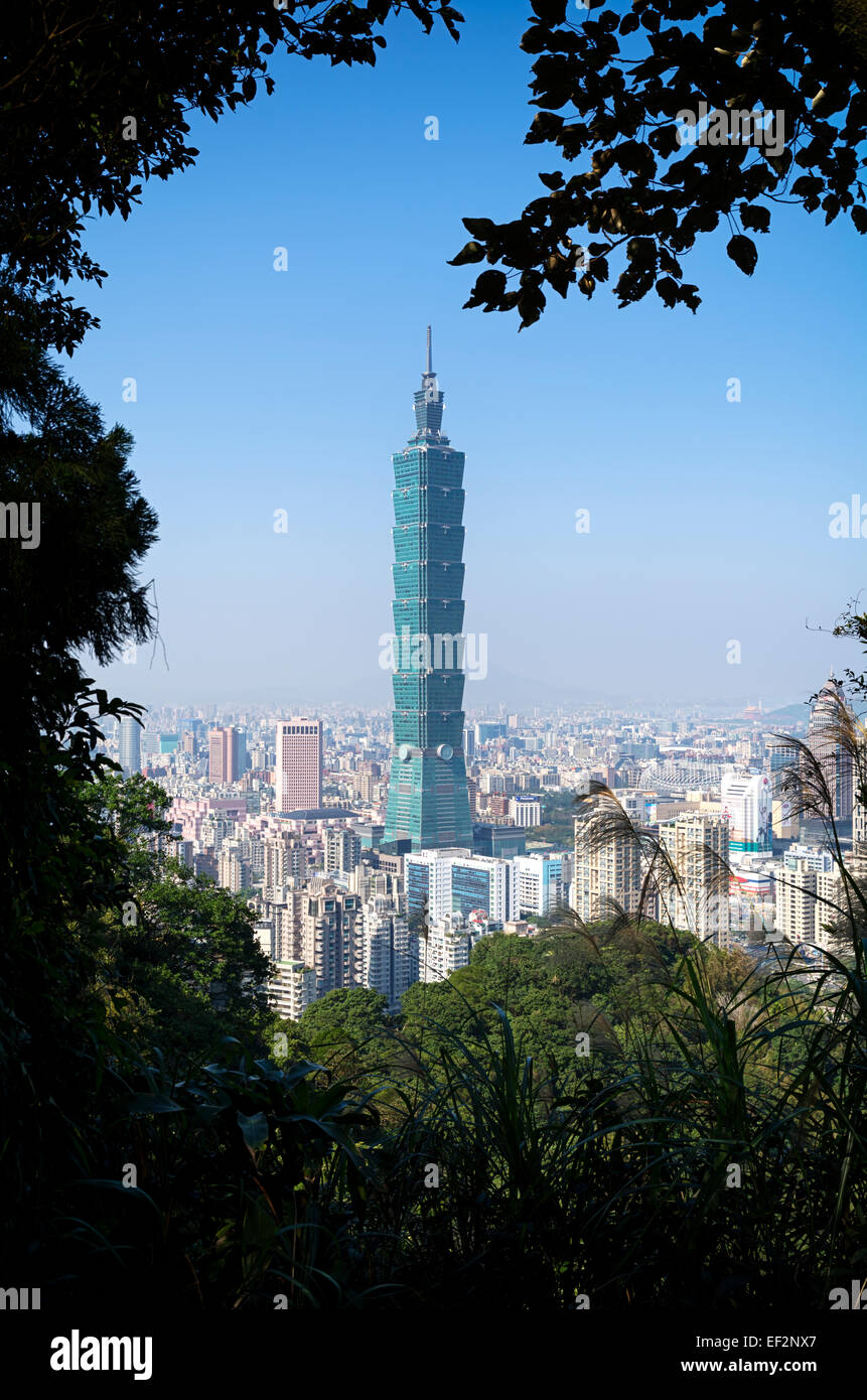 Taipei, Taiwan - Dec 30, 2014 : Vue de l'Éléphant de Taipei 101 Mt. à Taipei. Nangang District mène pour le sentier de randonnée Banque D'Images