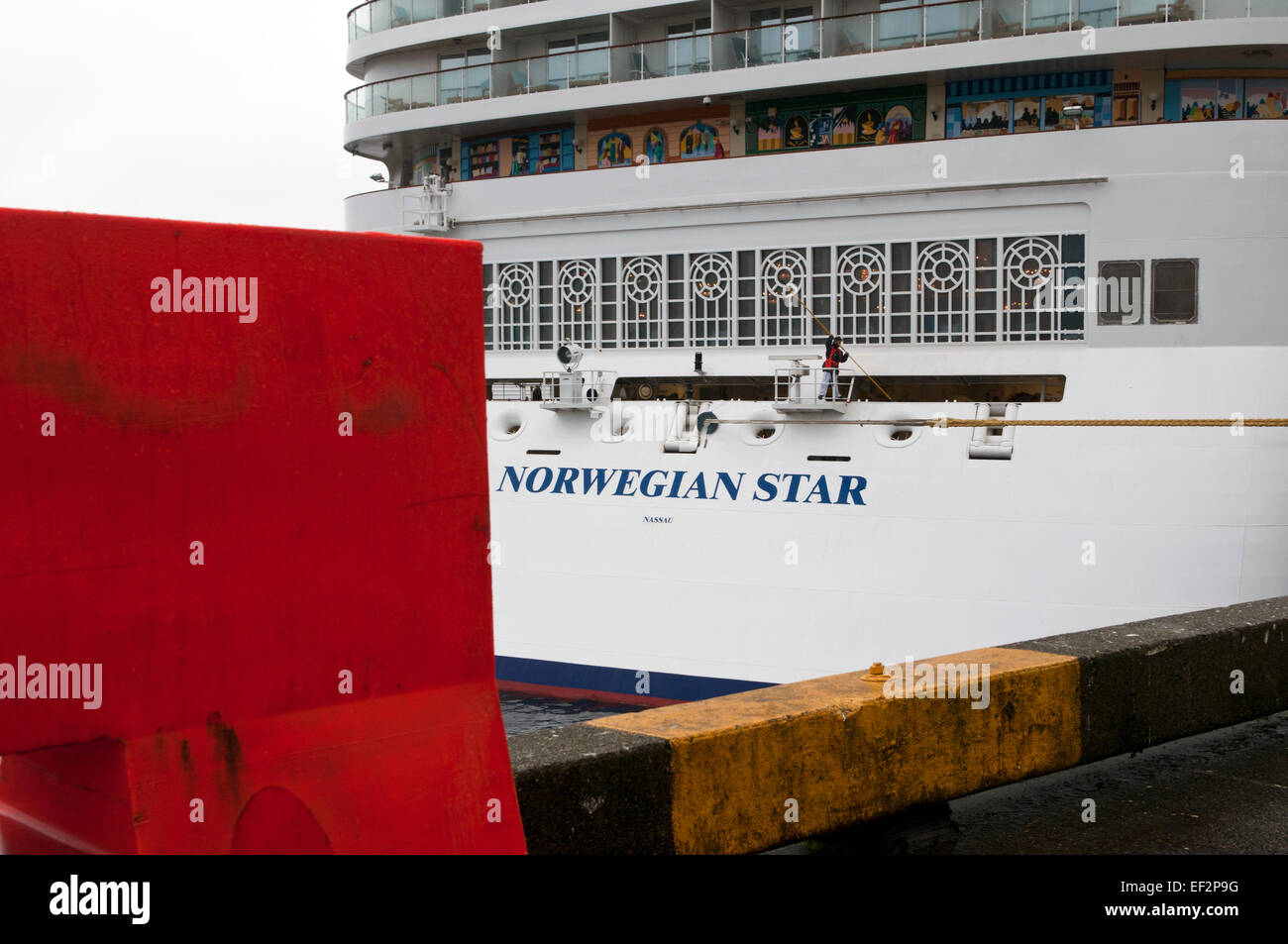 Le "Norwegian Cruise Line Norwegian Star' / amarré amarré à Skagway en Alaska avec un navire sur un échafaudage peintre peinture du navire Banque D'Images