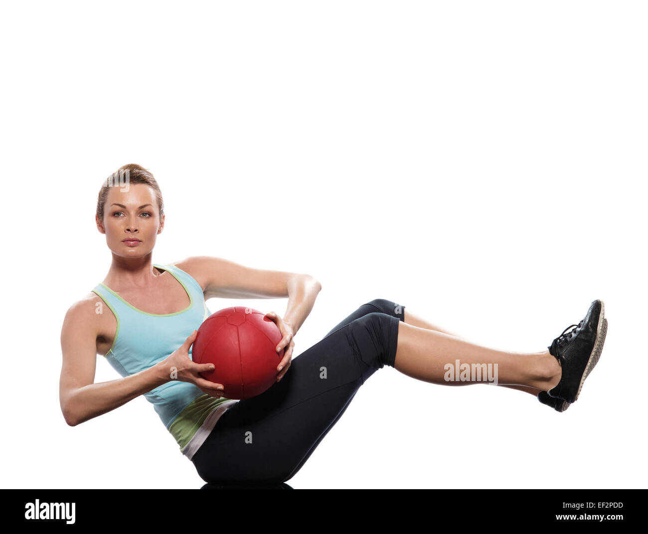 Woman holding fitness ball Worrkout exercice abdominaux Posture la posture d'entraînement sur studio isolé sur fond blanc Banque D'Images