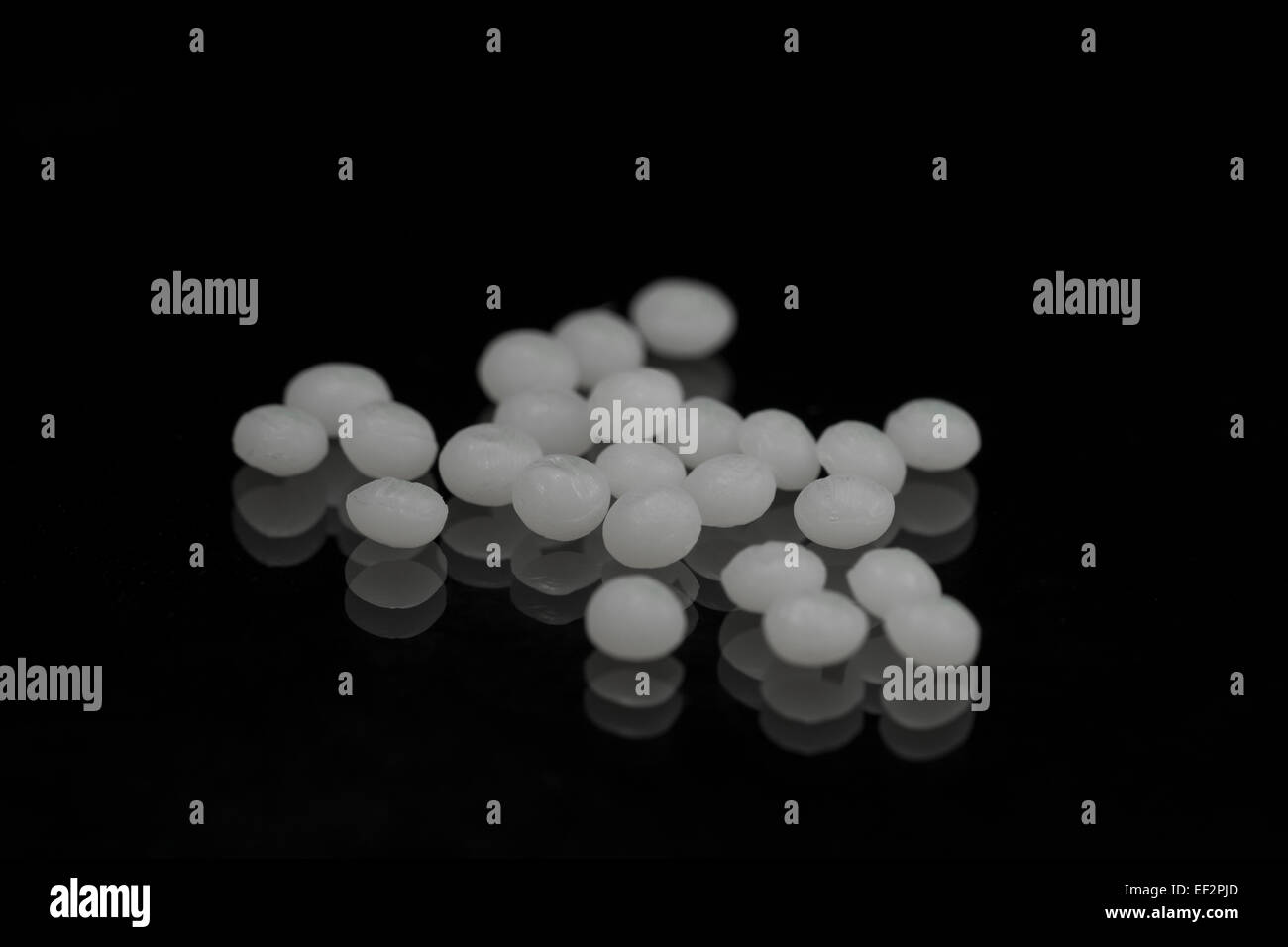 Grains ou granules de plastique polymorphe. Types inhabituels de plastique. Banque D'Images