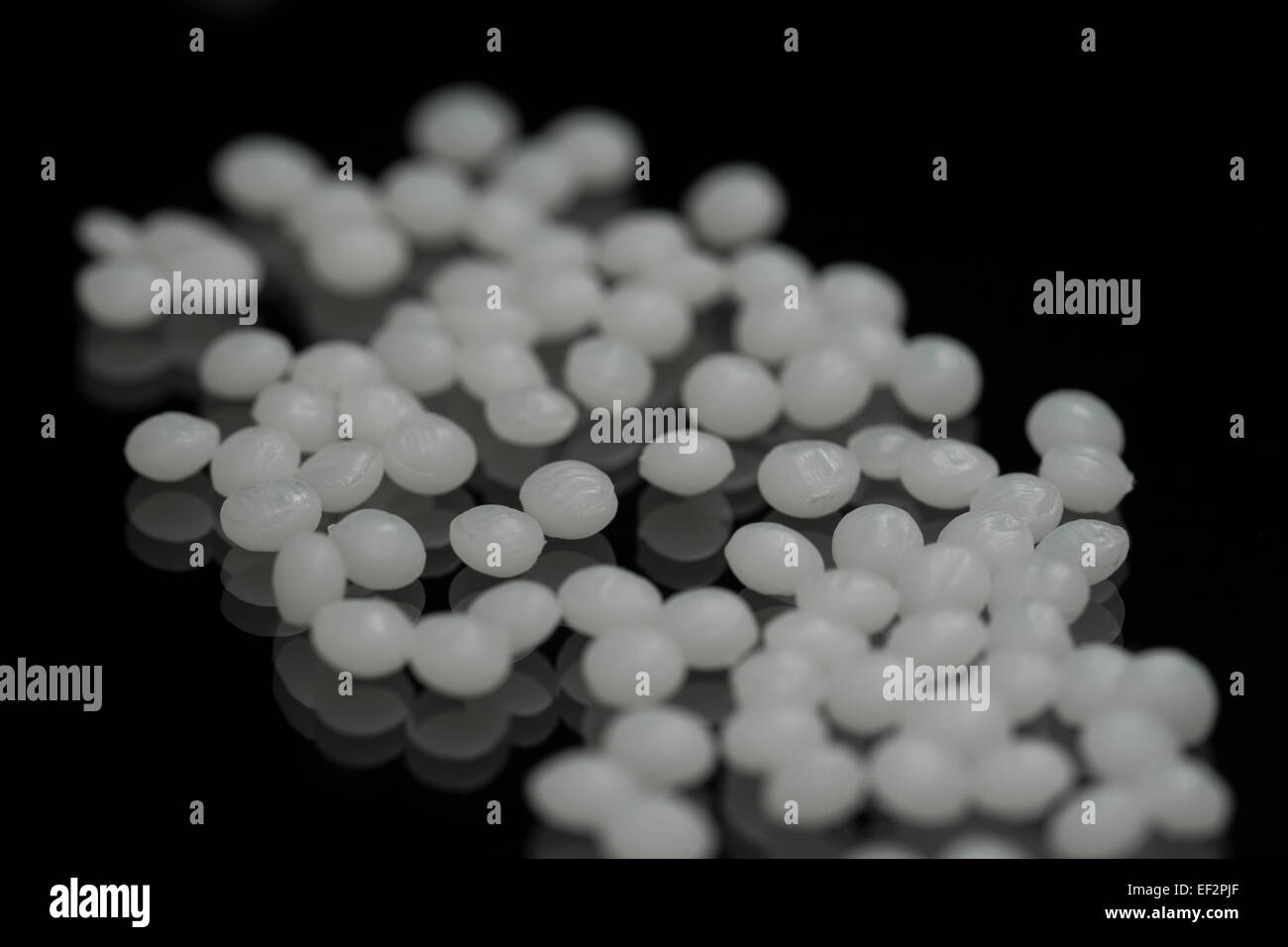 Grains ou granules de plastique polymorphe. Types inhabituels de plastique. Banque D'Images