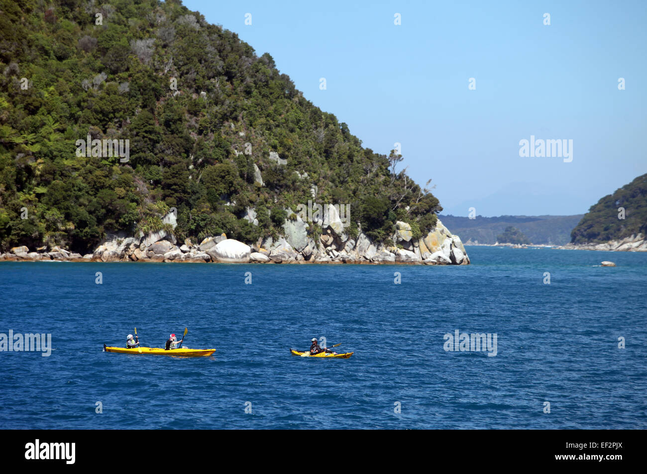 Un guide de kayak avec les kayakistes en parc national abel tasman, Nelson, Nouvelle-Zélande Banque D'Images