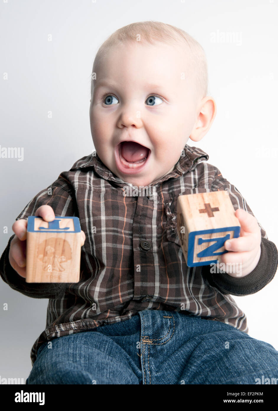 B b Gar on 9 mois sourire rire jouer avec les blocs d
