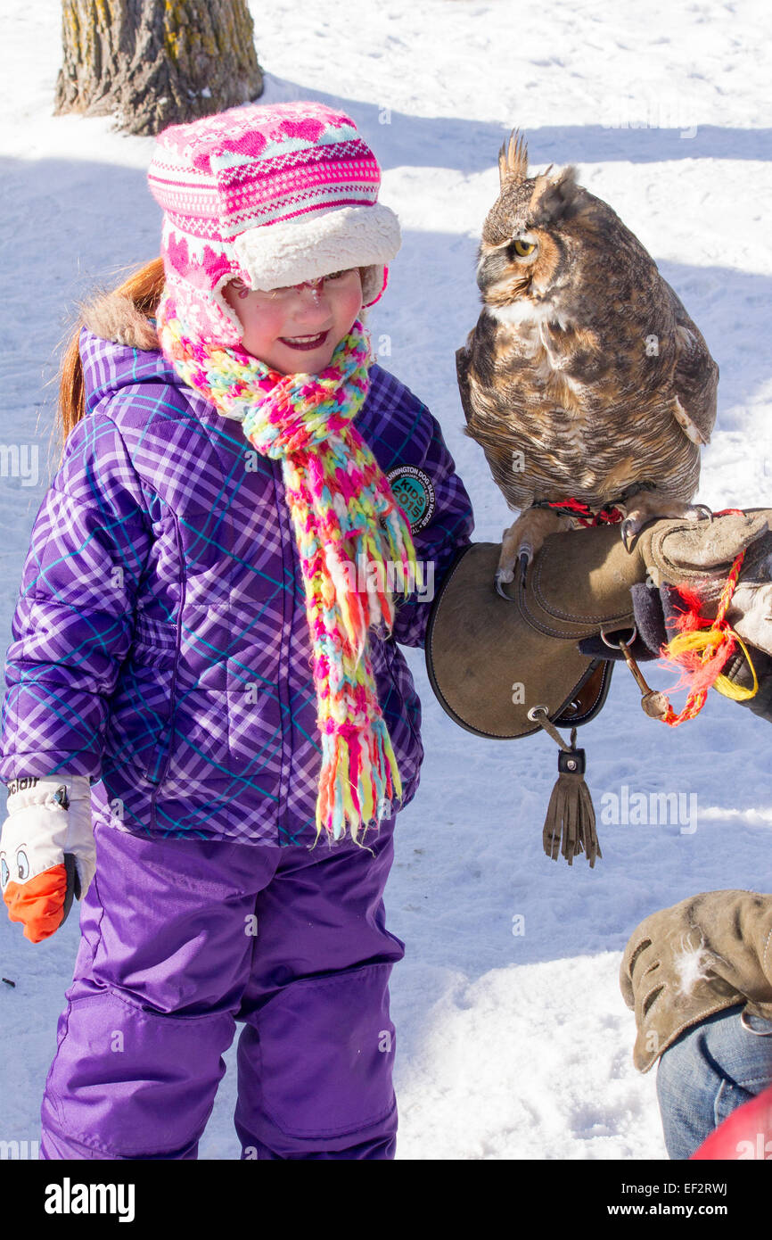 Jeune fille est titulaire d'un grand Duc sur son bras au Festival d'hiver en Ontario Cannington Banque D'Images