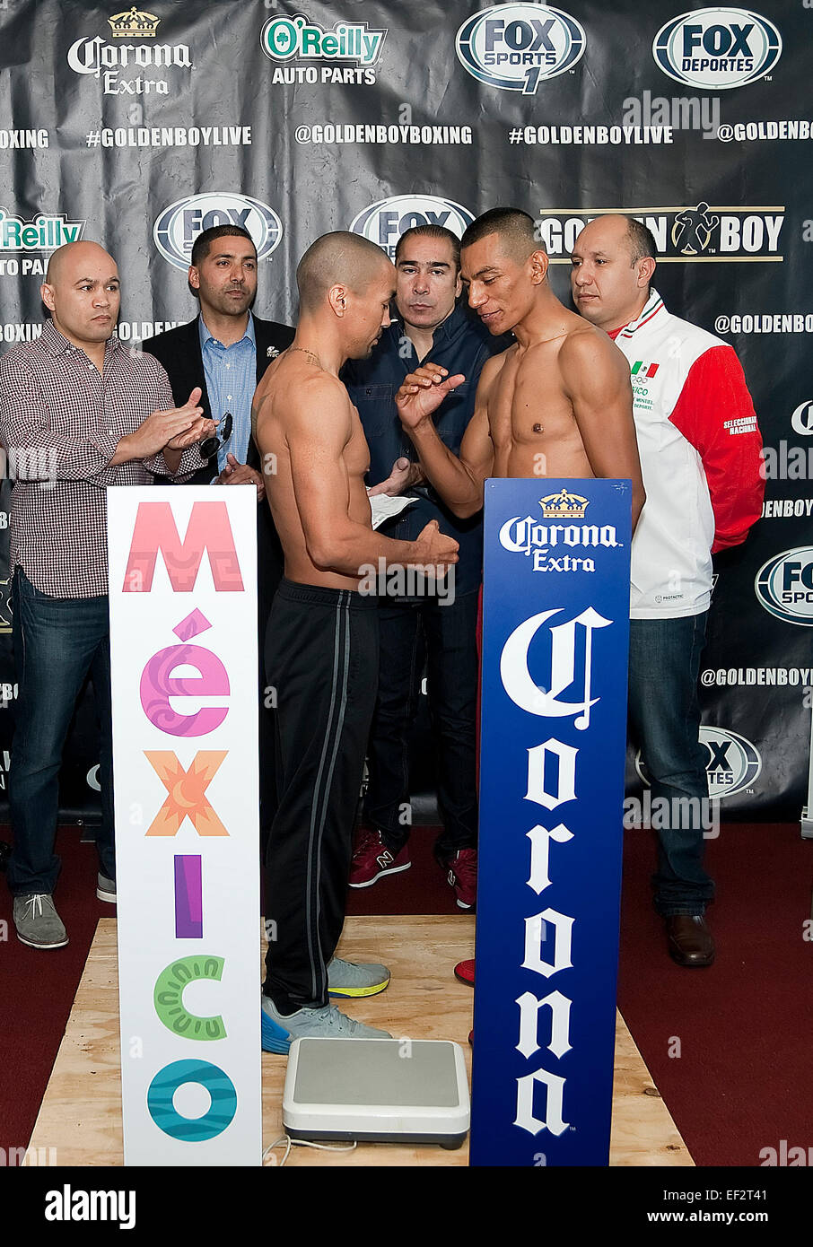 San Antonio, TX, USA. 25 Jan, 2015. Rocky Juarez (à gauche) Robinson Castellanos (droite) peser-dans pour le titre WBC poids plume d'argent à l'établissement Country Inn & Suites à San Antonio, TX. © csm/Alamy Live News Banque D'Images