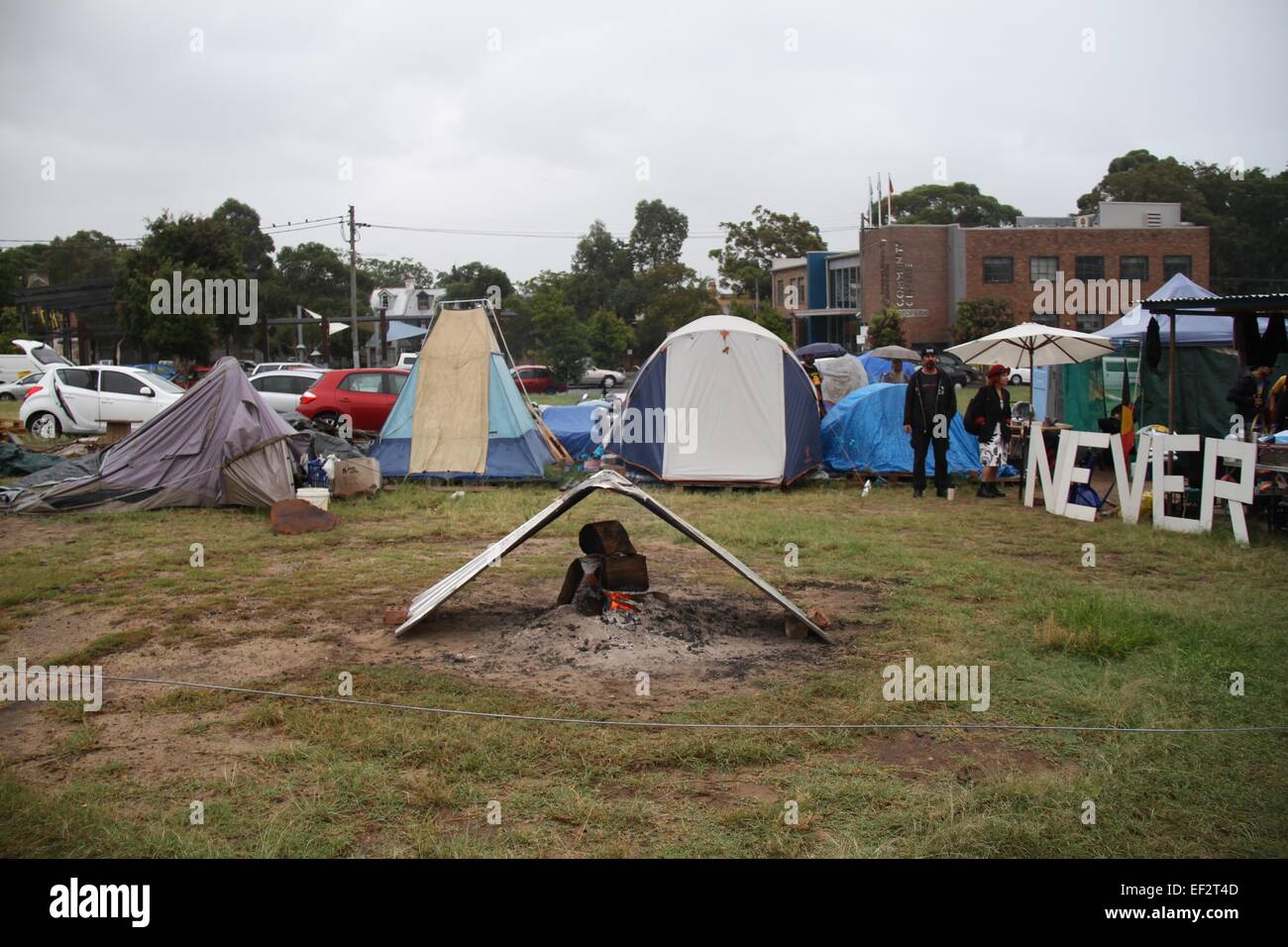 Sydney, Australie. 26 janvier 2015. Les Australiens autochtones et leurs partisans ont marché depuis le Bloc, Redfern au parc Victoria, Camperdown où ils s'est joint à l'Yabun événement. Le rallye était appelé 'jamais cédé ! On a toujours des terres autochtones seront toujours ! Invasion Day Rally'. La photo n'est à l'ambassade tente Autochtones Bloc. Credit : Crédit : Copyright 2015 Richard Milnes / Alamy Live News Banque D'Images