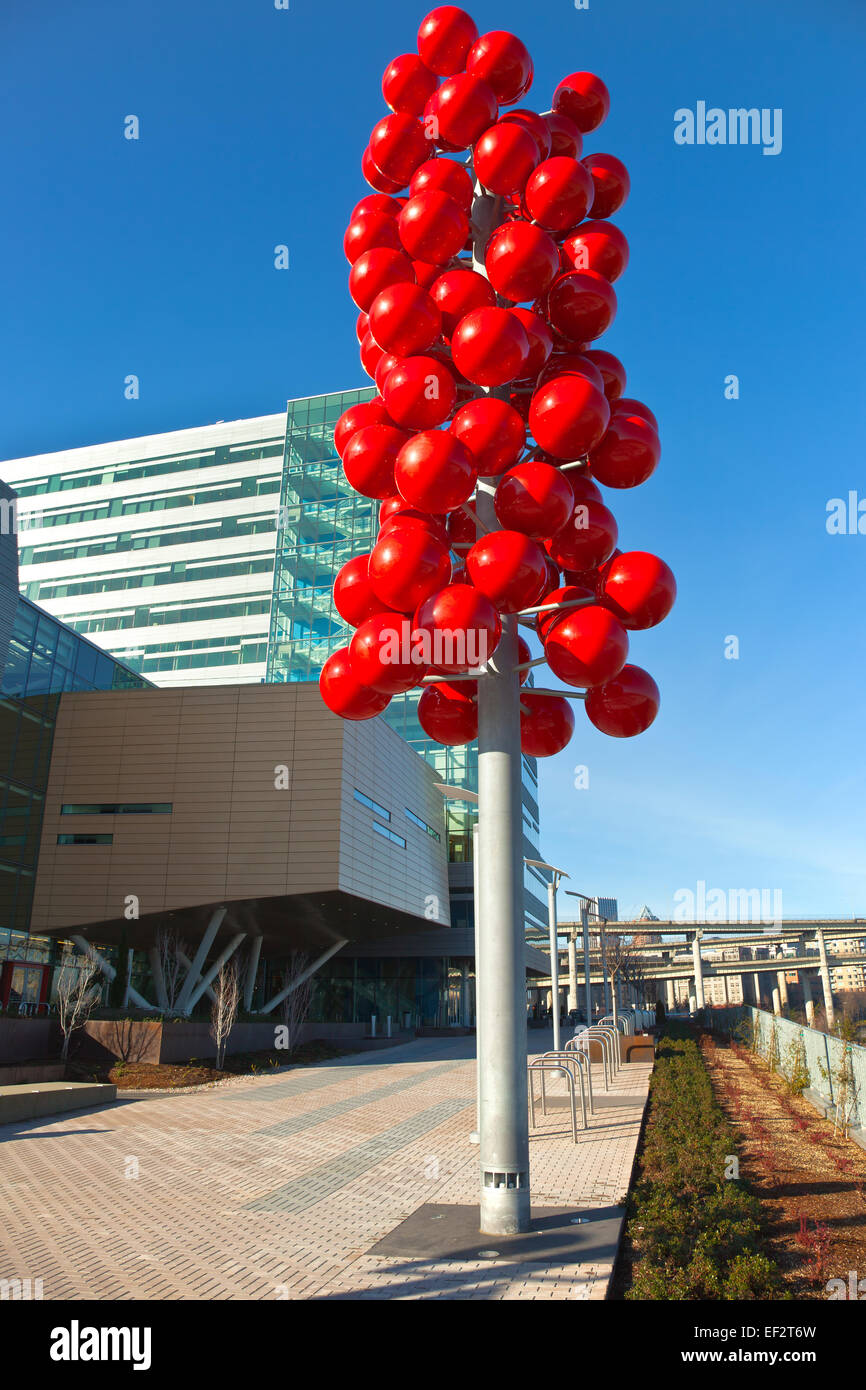 Boules rouges sur un poteau, Portland, Oregon Banque D'Images