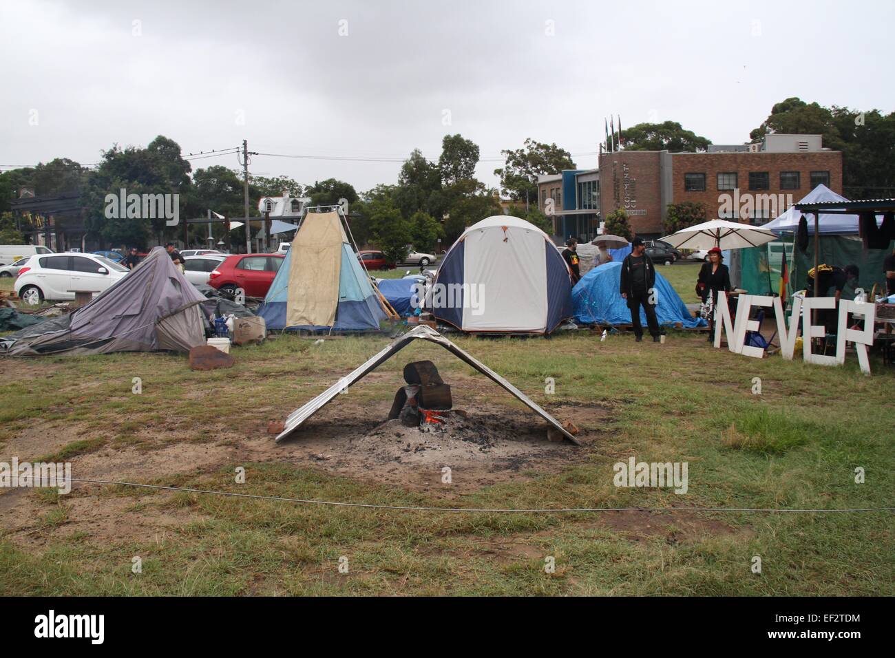 Sydney, Australie. 26 janvier 2015. Les Australiens autochtones et leurs partisans ont marché depuis le Bloc, Redfern au parc Victoria, Camperdown où ils s'est joint à l'Yabun événement. Le rallye était appelé 'jamais cédé ! On a toujours des terres autochtones seront toujours ! Invasion Day Rally'. La photo n'est à l'ambassade tente Autochtones Bloc. Credit : Crédit : Copyright 2015 Richard Milnes / Alamy Live News Banque D'Images