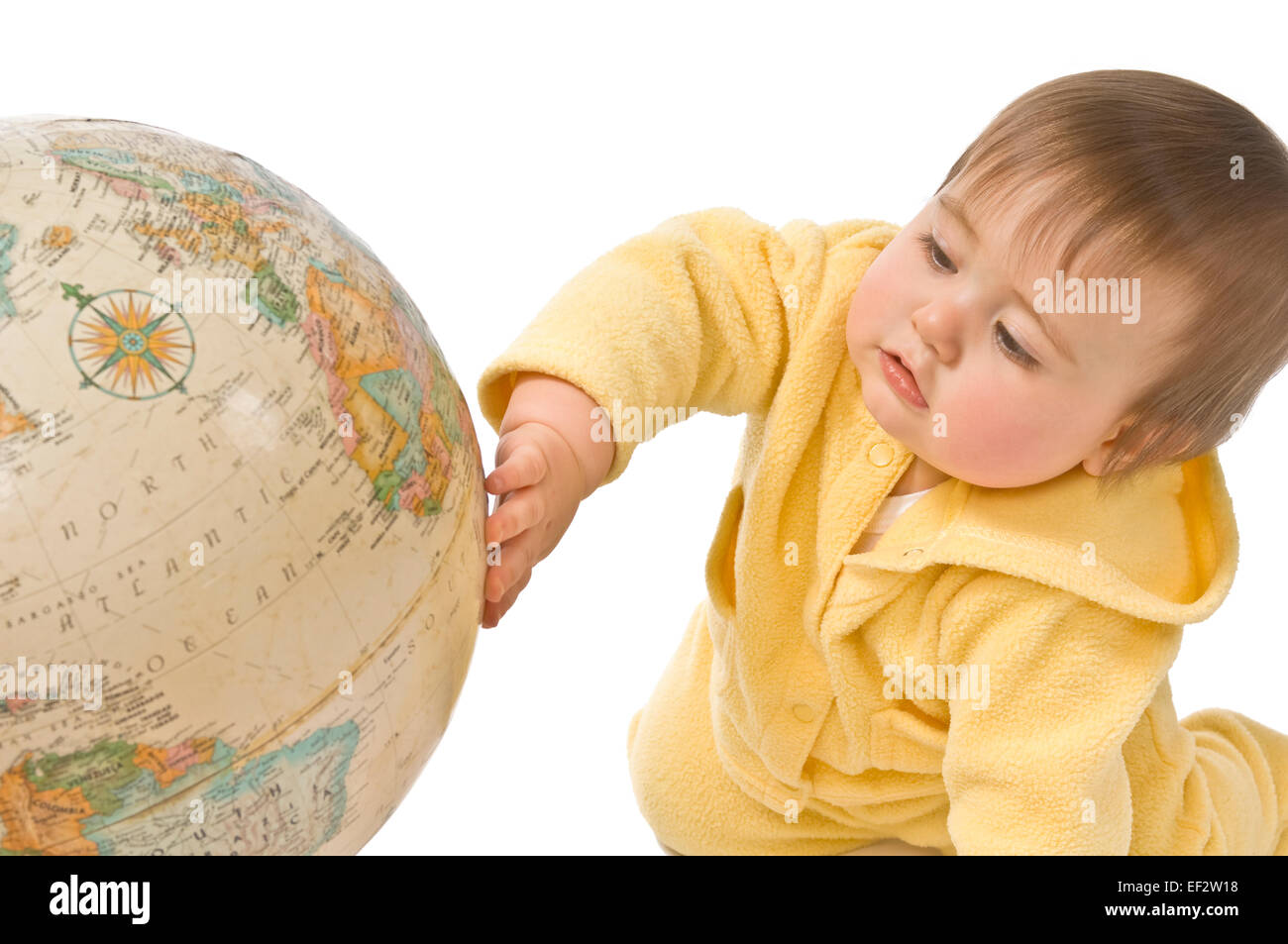 Tout-petit touchant un globe Banque D'Images