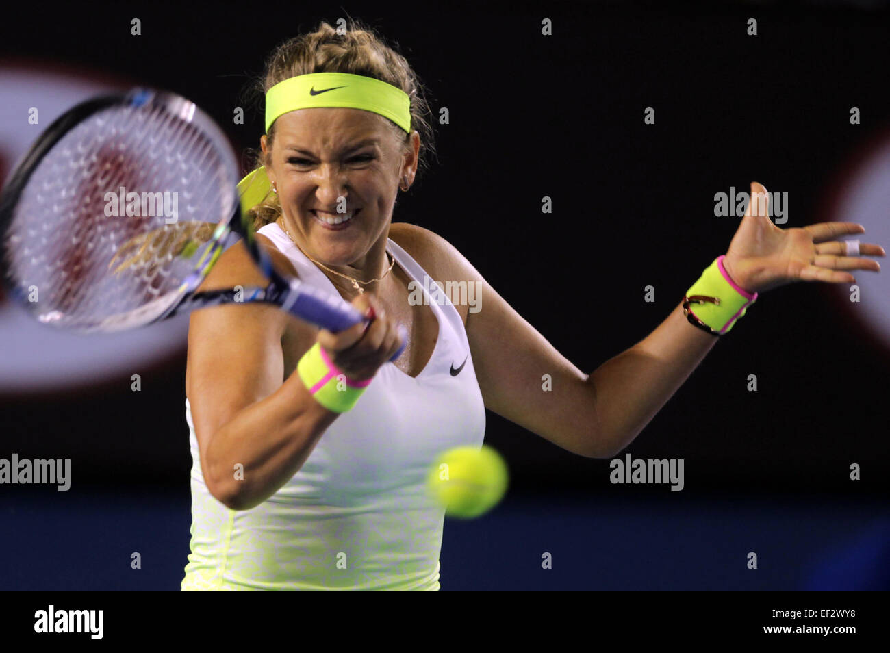 Melbourne, Australie. 26 janvier, 2015. Victoria Azarenka du Bélarus renvoie la balle au cours de la quatrième série de match contre Dudi Sela de Slovaquie au tournoi Open d'Australie à Melbourne, Australie, le 26 janvier 2015. Cibulkova a gagné 2-1. Credit : Jin Linpeng/Xinhua/Alamy Live News Banque D'Images
