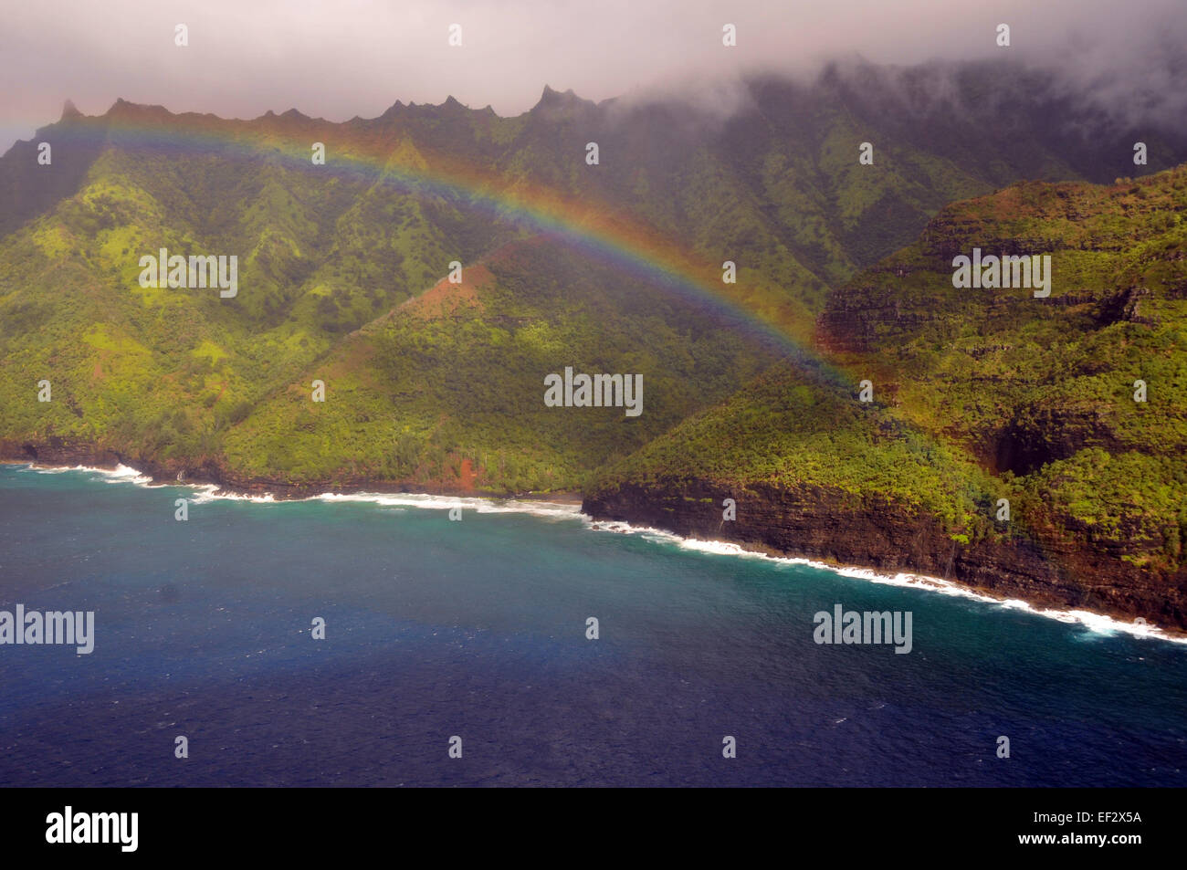 Vue aérienne de l'arc en ciel et la Napali coast, Kauai Banque D'Images