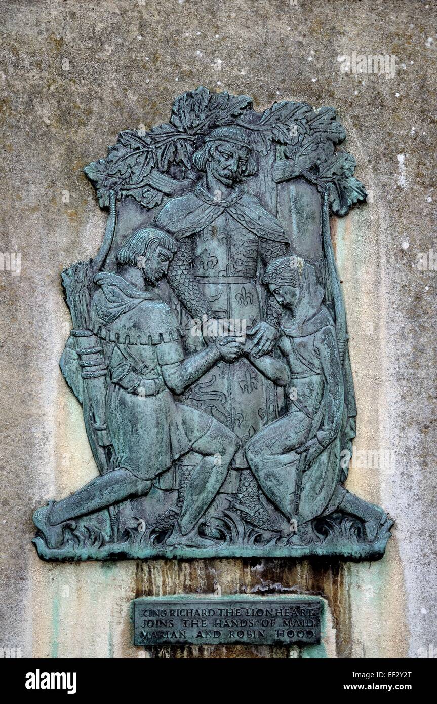 Plaque sur le mur de château montrant le roi Richard Coeur de Lion se joindre les mains de Robin des Bois et Marianne, Nottingham, Royaume-Uni. Banque D'Images