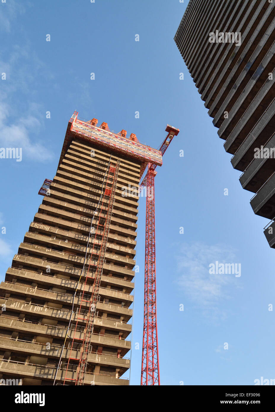 Janvier 2015 - Top-down commence à la démolition des jumeaux Gallowgate à Glasgow, Ecosse résidentiel le plus haut des tours d'appartements Banque D'Images