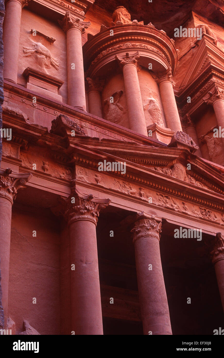 Une vue de côté de l'Al-Khazneh 'le Trésor' dans le siq de Pétra, en Jordanie. Banque D'Images