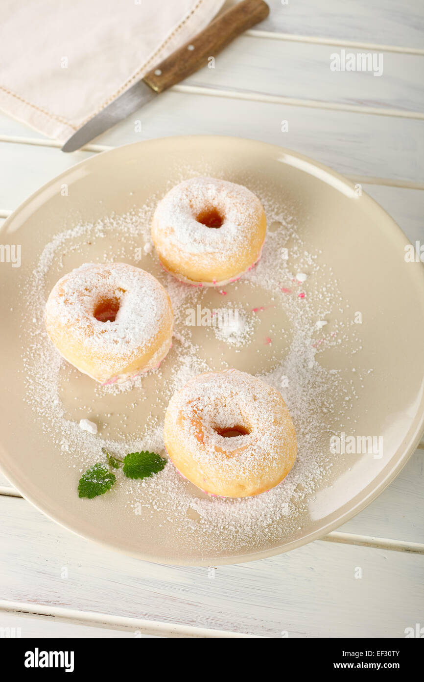 Trous de beignet de sucre en poudre Banque de photographies et d'images à  haute résolution - Alamy